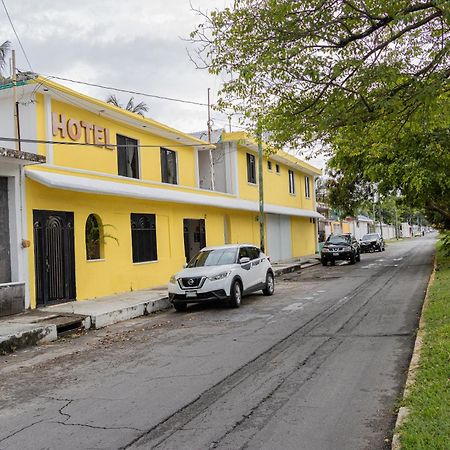 Oyo Hotel Marias,Aeropuerto Internacional De 切图马尔 外观 照片