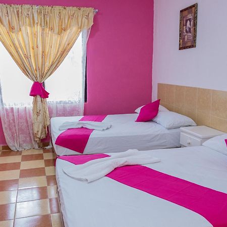 Oyo Hotel Marias,Aeropuerto Internacional De 切图马尔 外观 照片