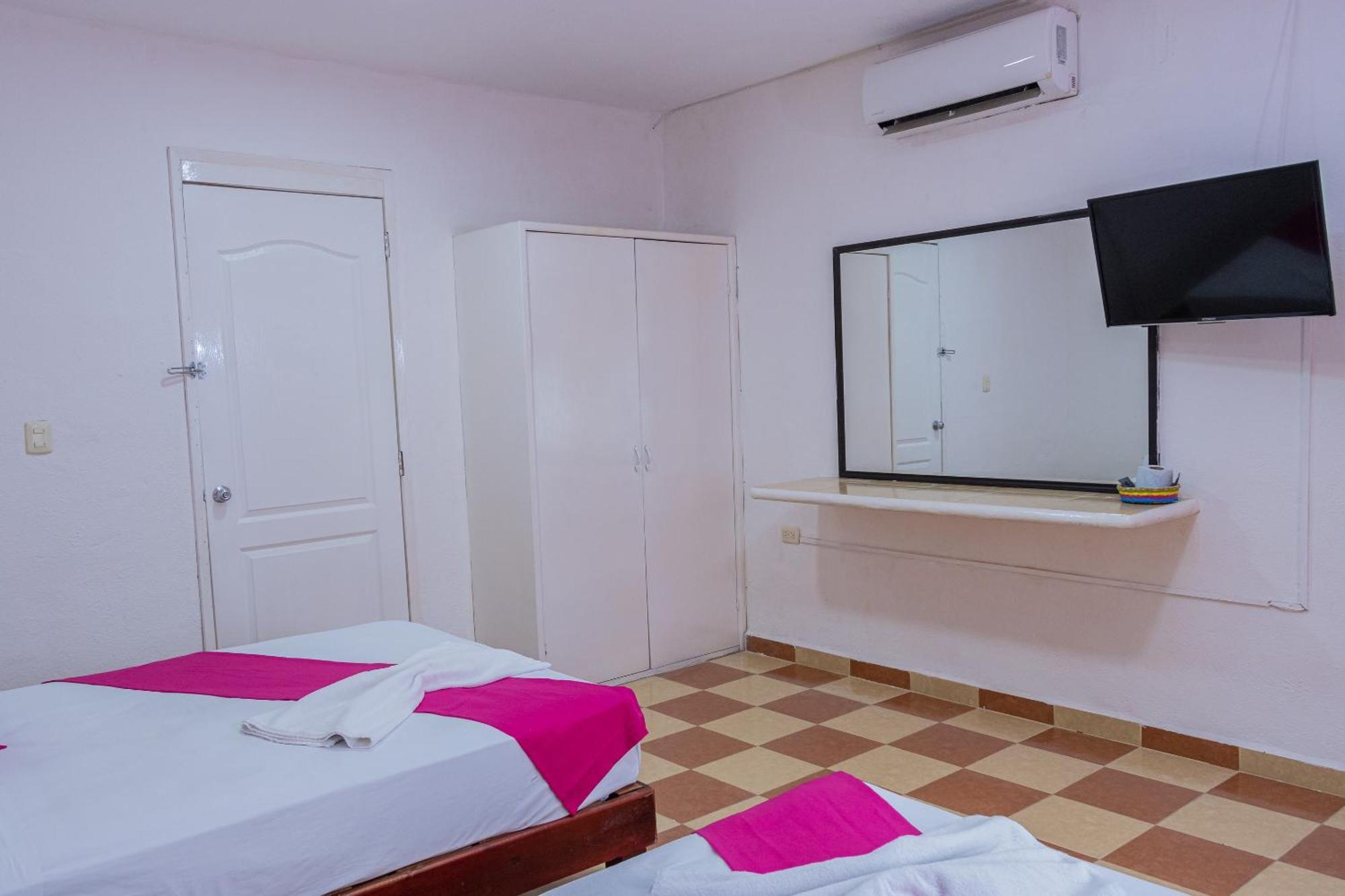 Oyo Hotel Marias,Aeropuerto Internacional De 切图马尔 外观 照片
