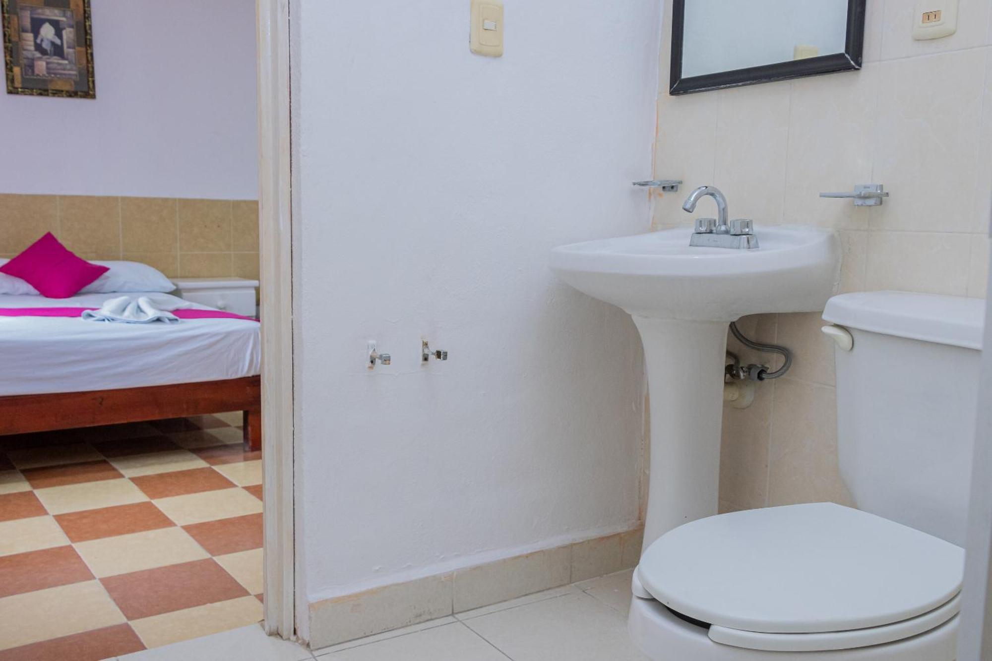 Oyo Hotel Marias,Aeropuerto Internacional De 切图马尔 外观 照片