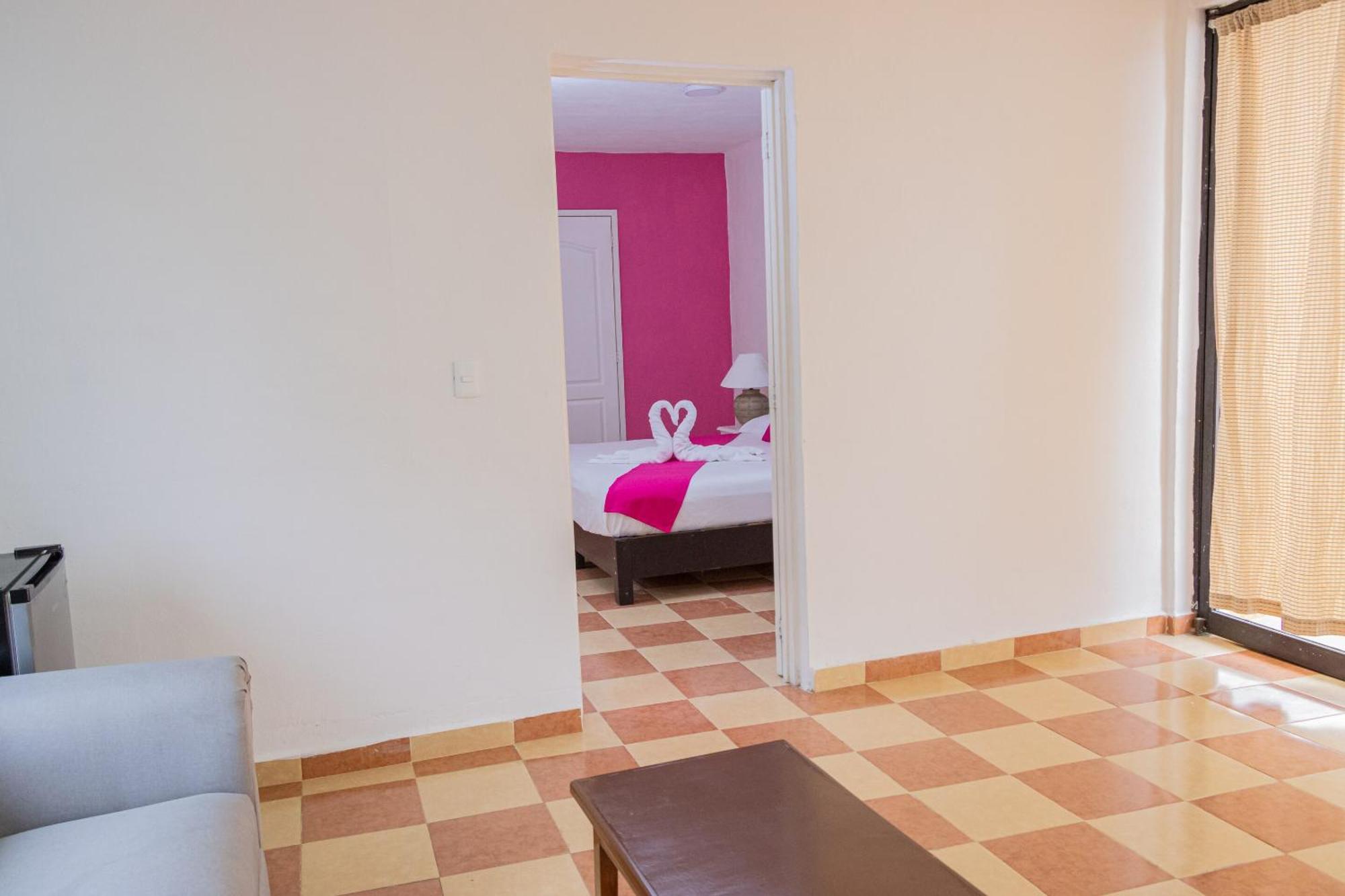 Oyo Hotel Marias,Aeropuerto Internacional De 切图马尔 外观 照片