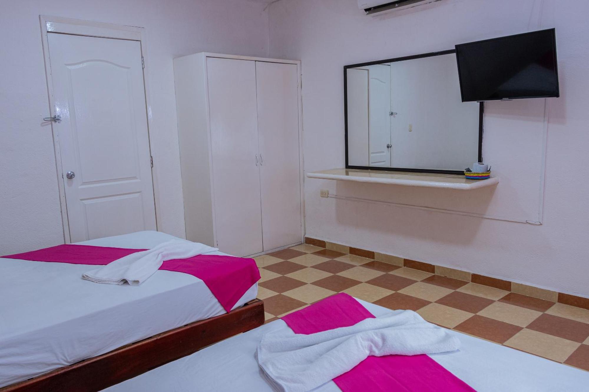 Oyo Hotel Marias,Aeropuerto Internacional De 切图马尔 外观 照片