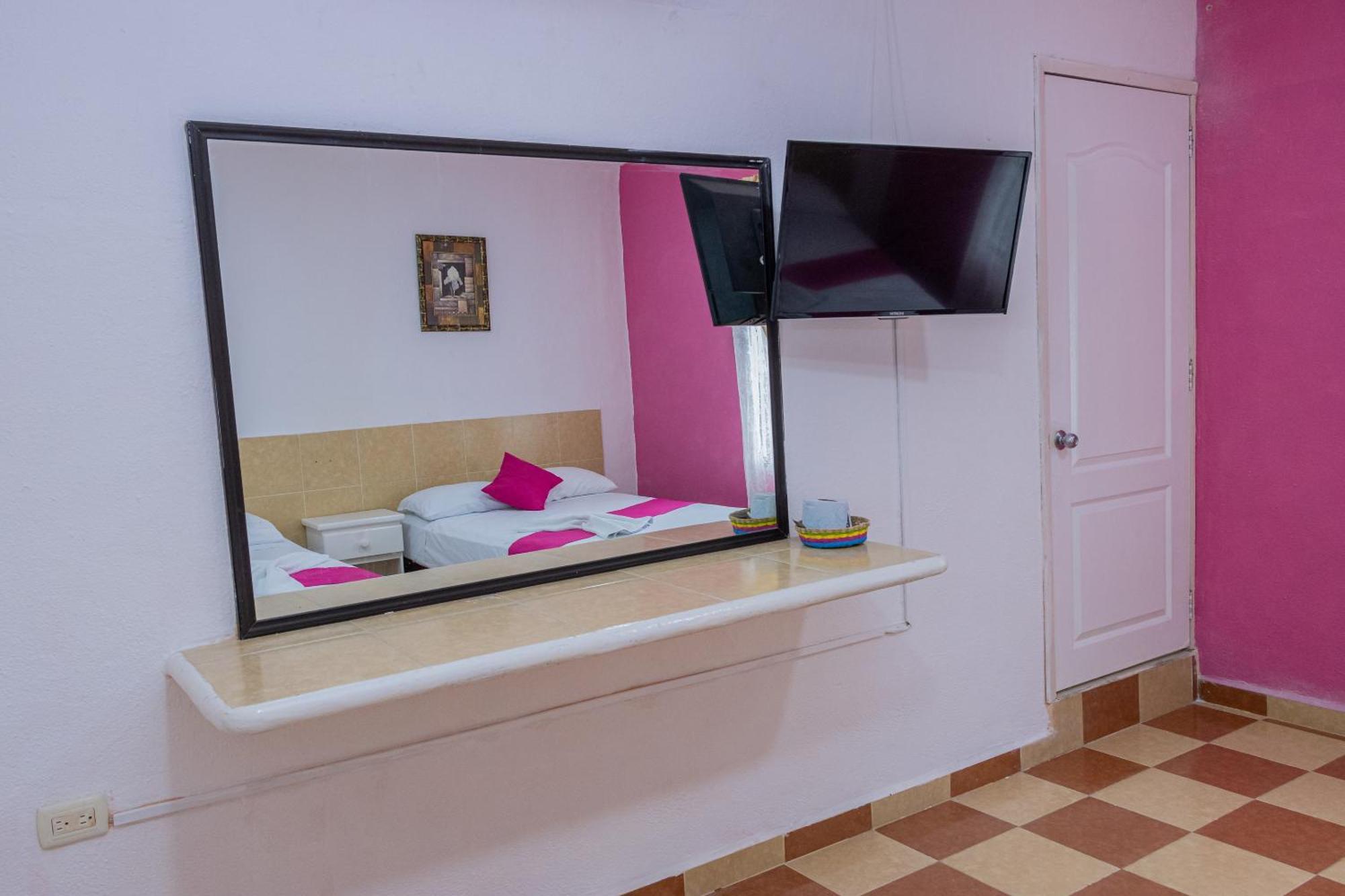 Oyo Hotel Marias,Aeropuerto Internacional De 切图马尔 外观 照片