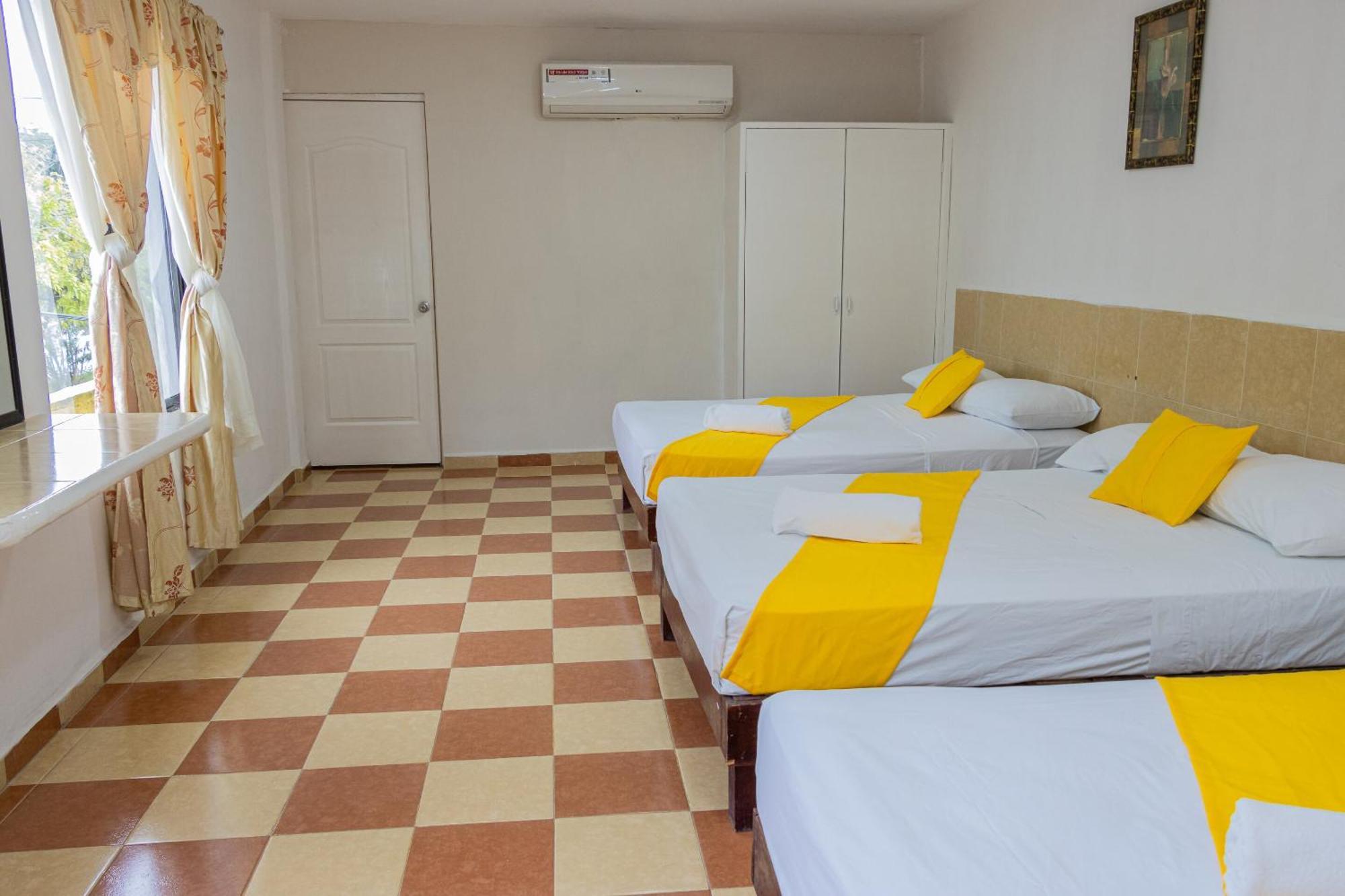 Oyo Hotel Marias,Aeropuerto Internacional De 切图马尔 外观 照片