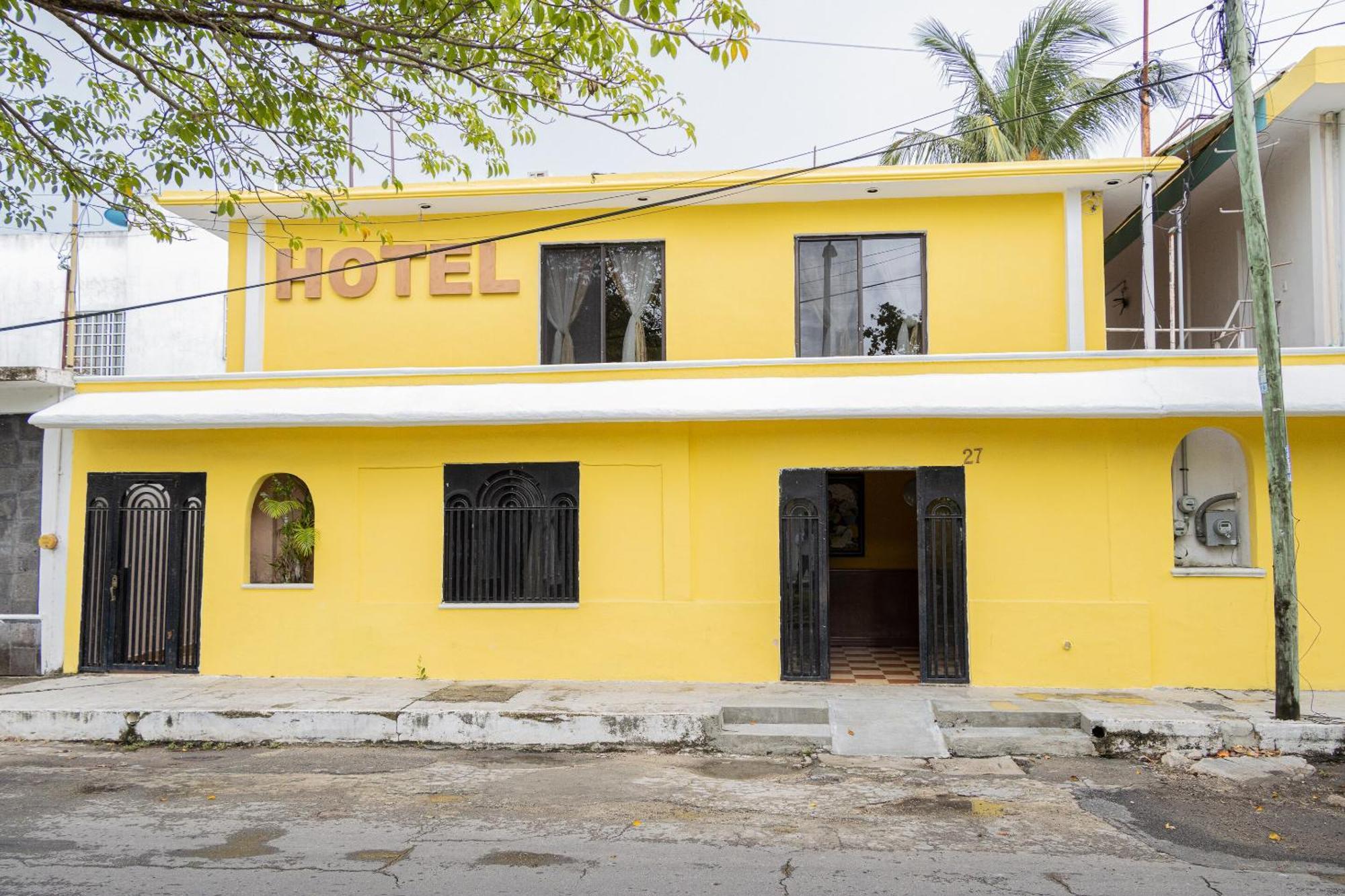 Oyo Hotel Marias,Aeropuerto Internacional De 切图马尔 外观 照片