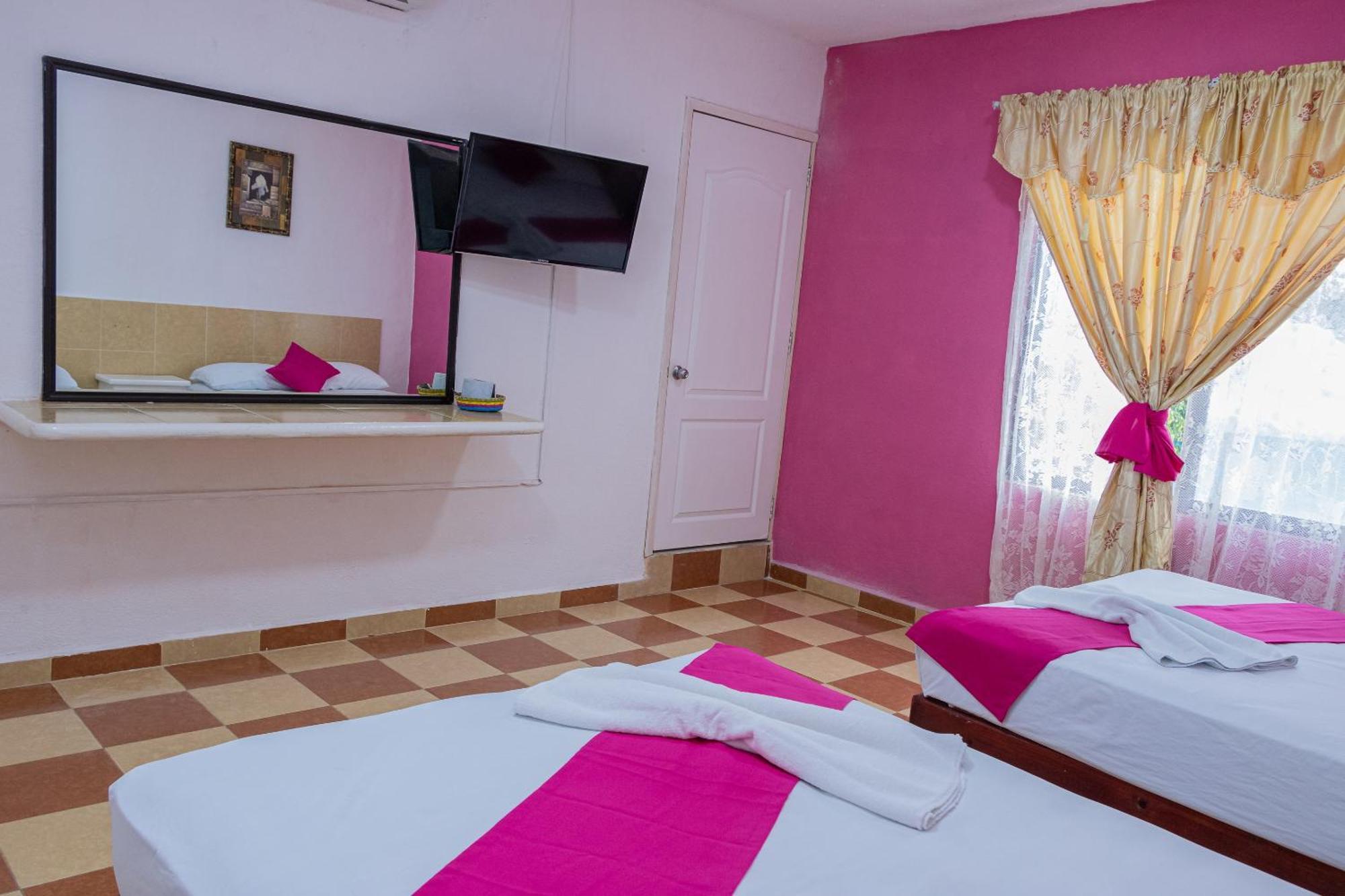 Oyo Hotel Marias,Aeropuerto Internacional De 切图马尔 外观 照片