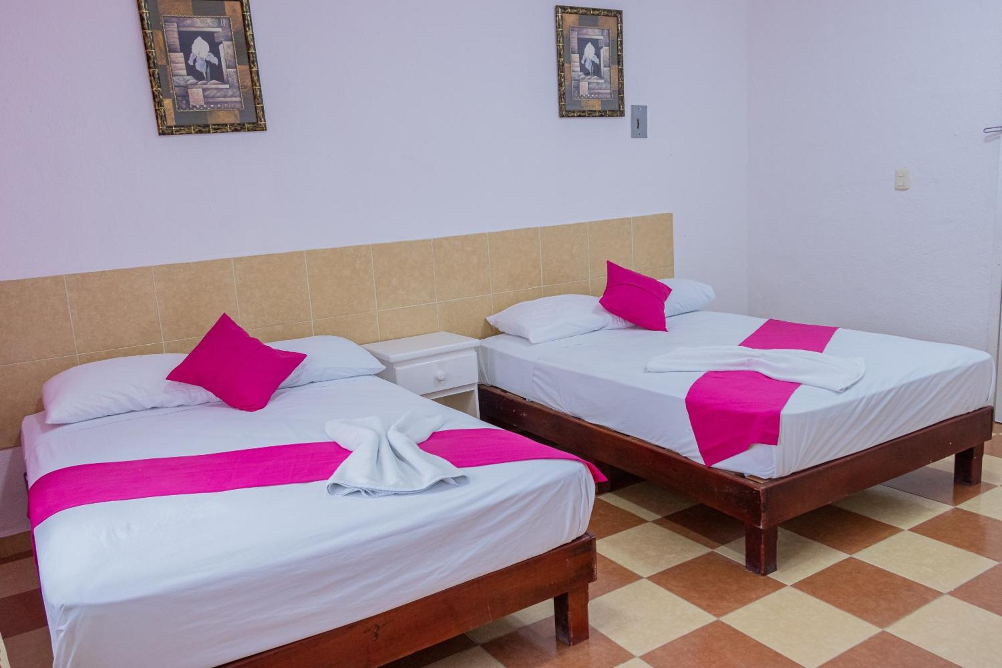 Oyo Hotel Marias,Aeropuerto Internacional De 切图马尔 外观 照片